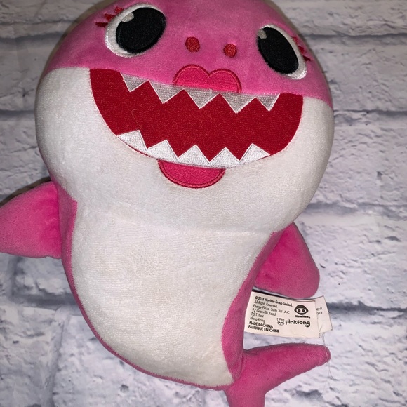 Pink fong mommy shark plush toy music - Picture 1 of 3